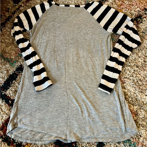 Merry Christmas shirt with red car on the front- size medium - Picture 3 of 3